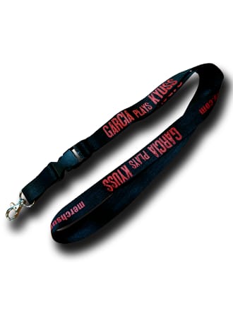 Zwarte polyester lanyard met rode opdruk en musketonhaak