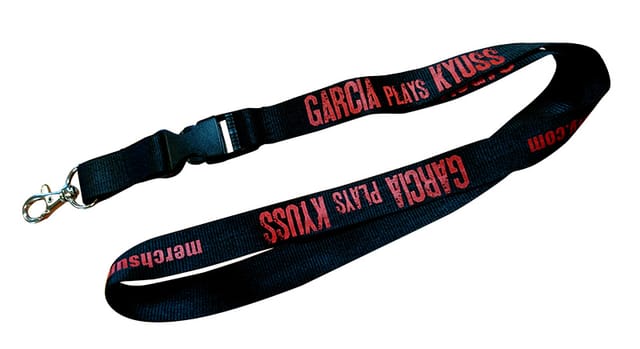 Zwarte polyester lanyard met rode opdruk, klikgesp en musketonhaak