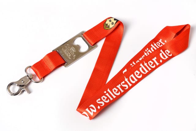Oranje polyester lanyard met witte opdruk en een flesopener als haak