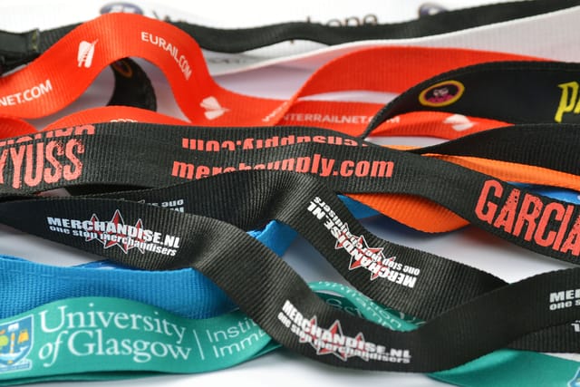 Stapel polyester lanyards in verschillende kleuren met opdruk