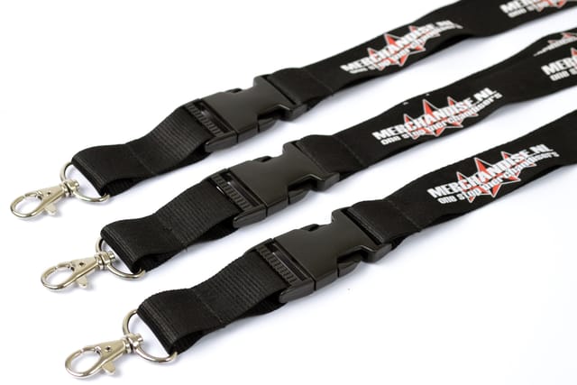 Drie zwarte polyester lanyards met witte en rode opdruk en klikgesp