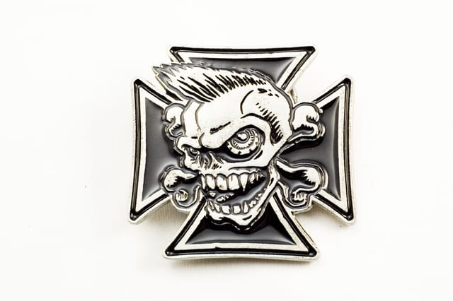 Belt buckle in de vorm van een kruis met een doodshoofd in reliëf