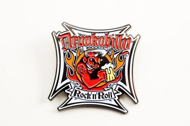 Belt buckle in kruisvorm met een full colour duivel in emaille
