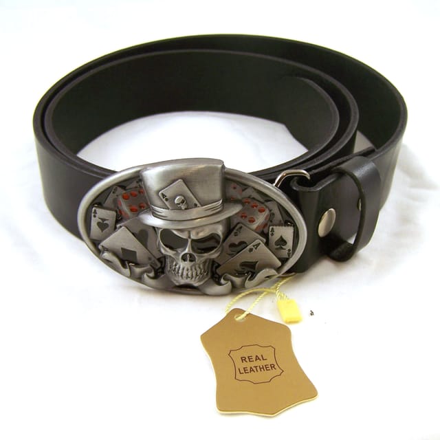 Zwarte leren riem met een zilverkleurige belt buckle met doodshoofd