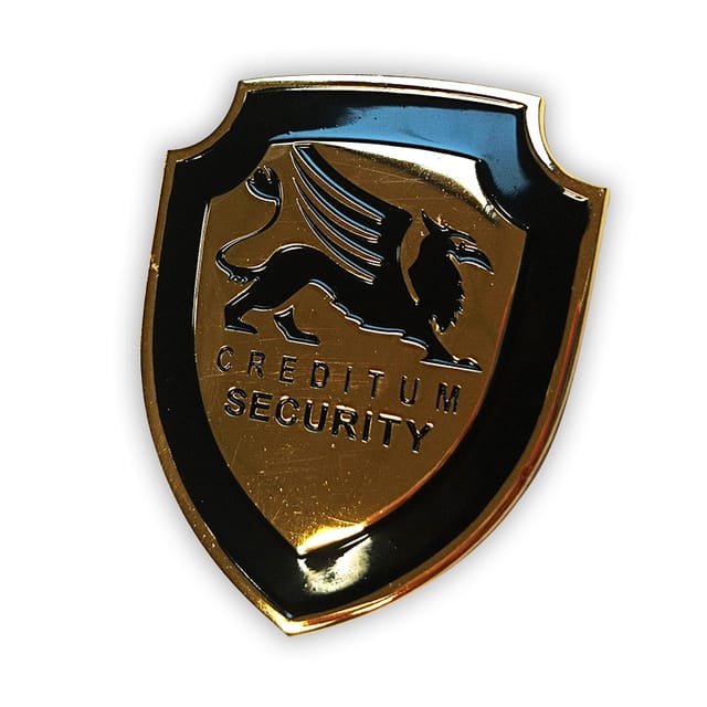 Pin in schildvorm met een griffioen in zwart en goud, schuin