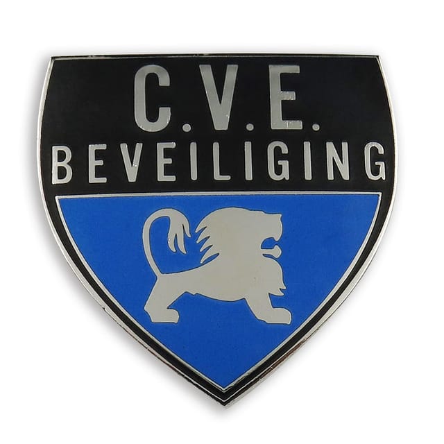 Pin in schildvorm met tekst en een leeuw in zwart en blauw