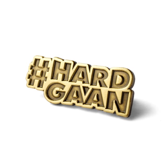 Blank metalen pin met tekst in reliëf, in antiek goud