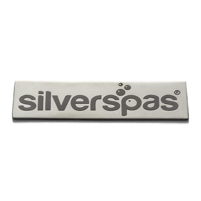 Rechthoekige blank metalen pin met een logo in reliëf, in zilver