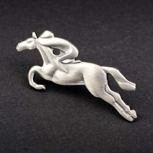 Blank metalen pin in de vorm van een springend paard met jockey