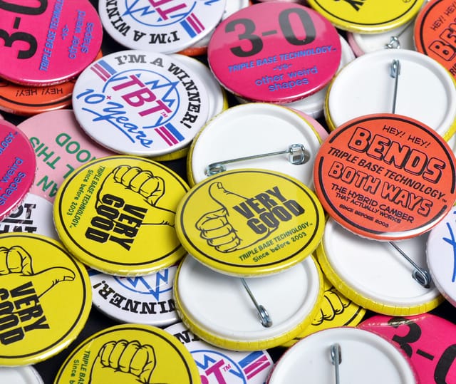 Stapel ronde buttons van 38 mm met kleurrijke opdrukken