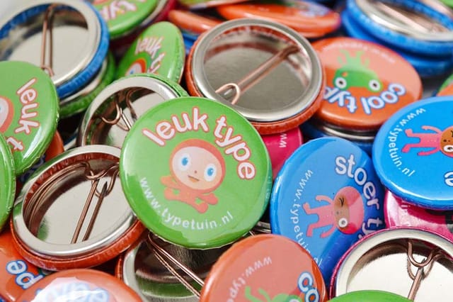 Stapel kleurrijke buttons van 25 mm met speld