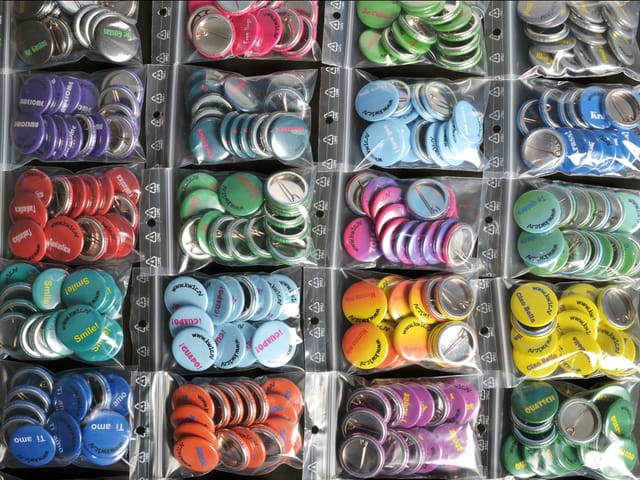 Buttons per soort verpakt in zakjes, in een doos