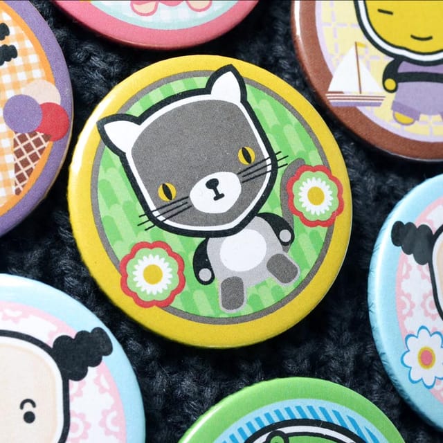 Kleurrijke buttons van 45 mm met getekende figuren