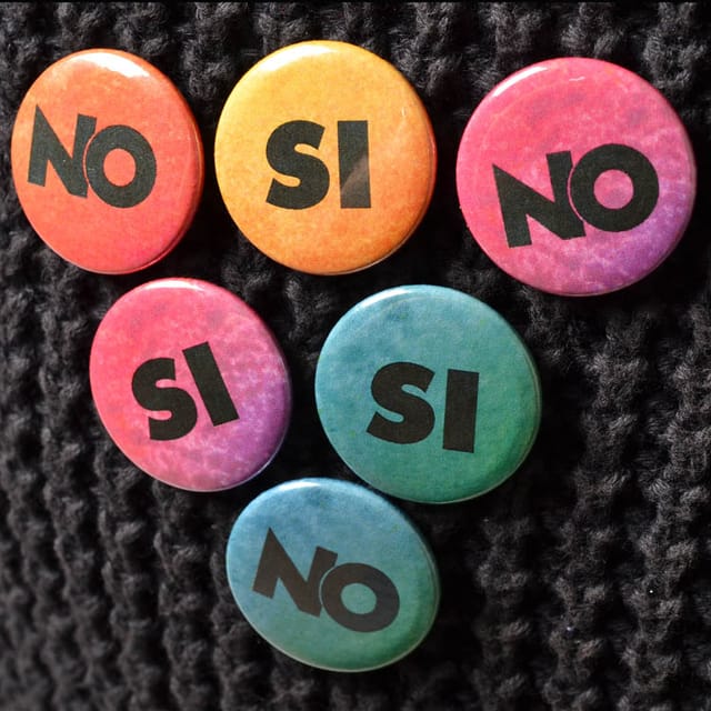 Ronde buttons van 25 mm met de woorden si en no in felle kleuren