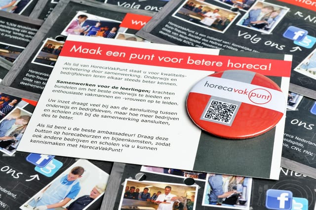Rode button op een bedrukt informatiekaartje