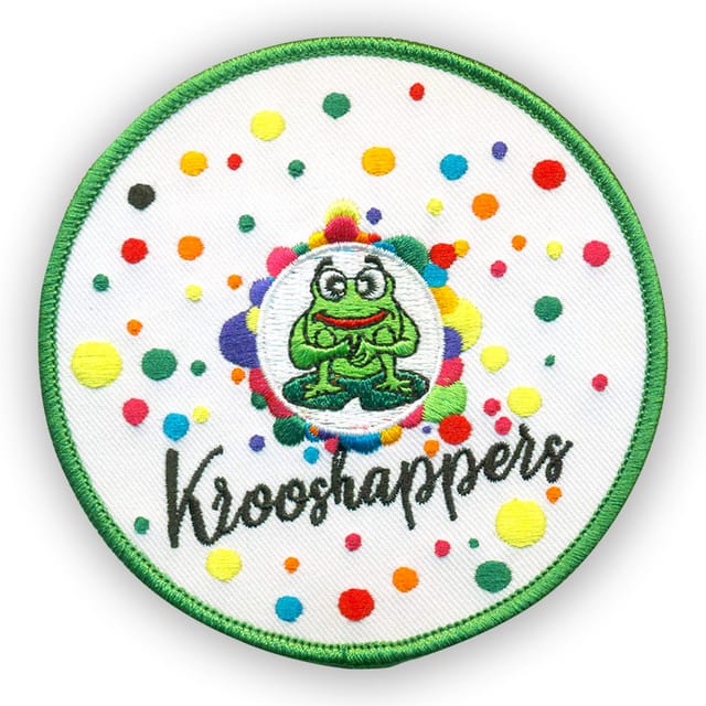 Rond geborduurd carnavalsembleem met confetti en een kikker
