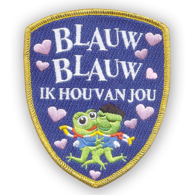 Geborduurd carnavalsembleem in schildvorm met hartjes en twee kikkers