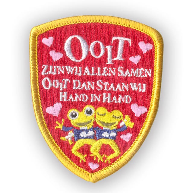 Geborduurd carnavalsembleem in schildvorm met tekst en twee kikkers