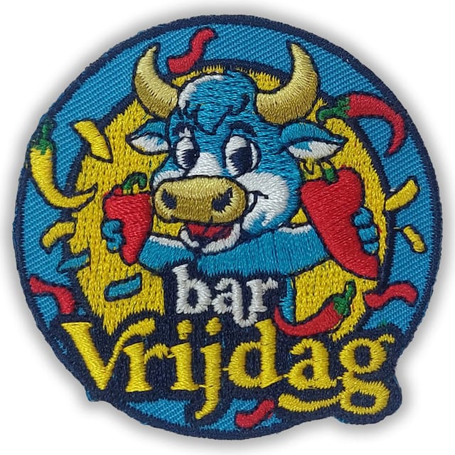 Rond geborduurd carnavalsembleem met een stier en pepers