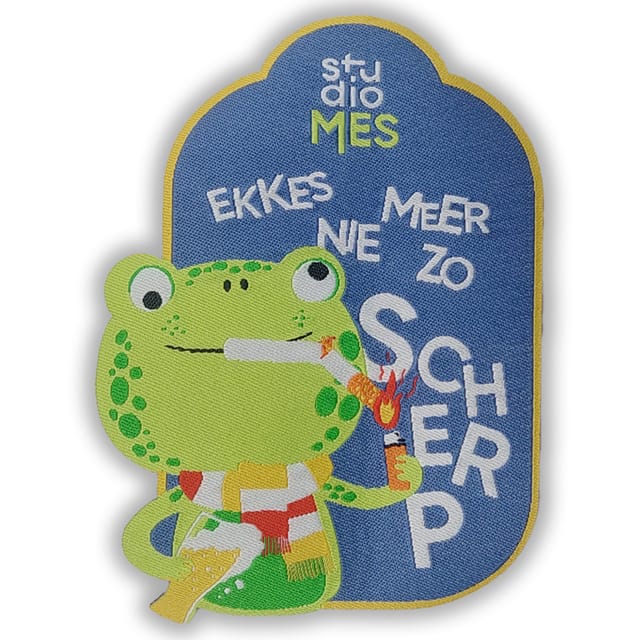 Geweven carnavalsembleem met een kikker en tekst, in blauw