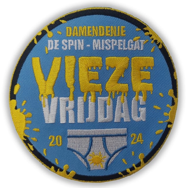 Rond geborduurd carnavalsembleem met grote letters en jaartal
