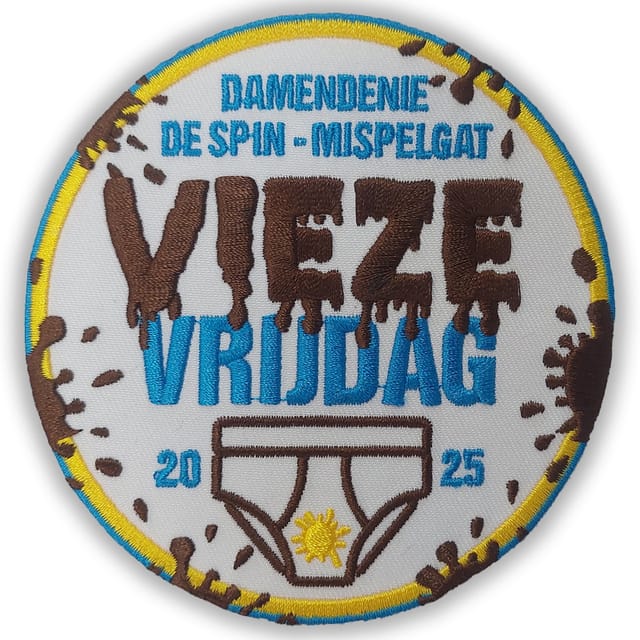 Rond geborduurd carnavalsembleem met grote letters, een onderbroek en jaartal