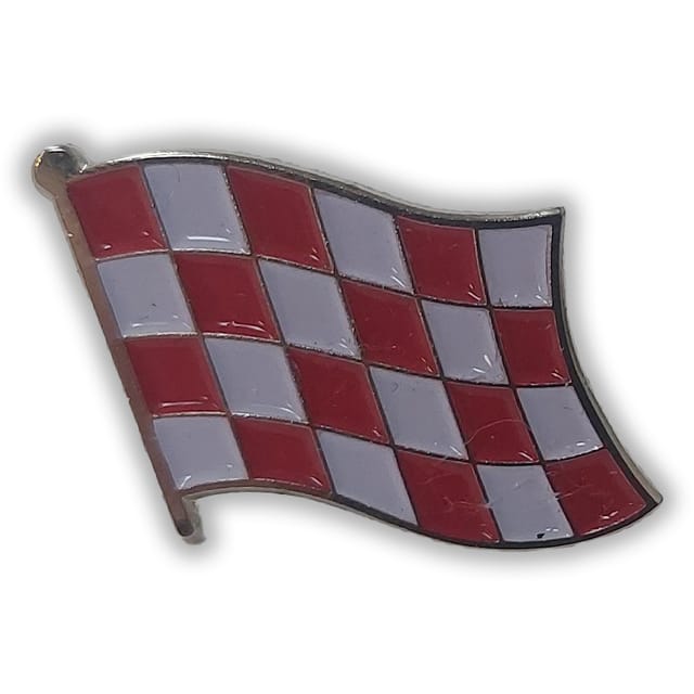 Zacht emaille pin in de vorm van een wapperende rood-witte geblokte vlag