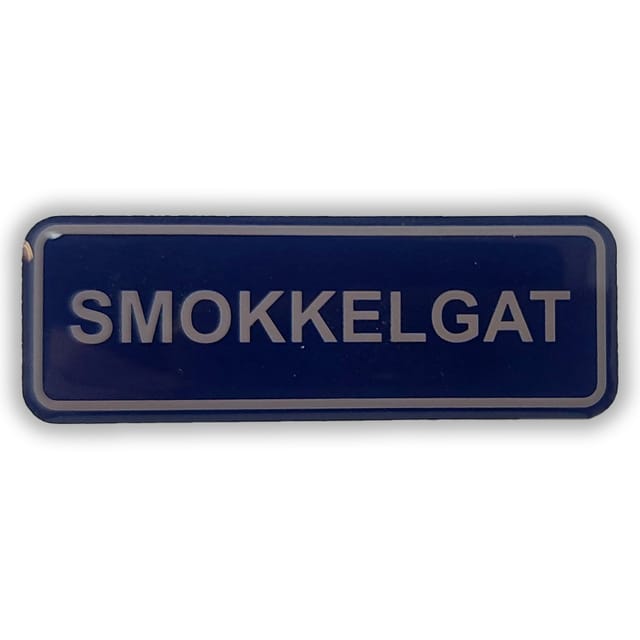 Rechthoekige full colour pin met een plaatsnaam in wit op blauw
