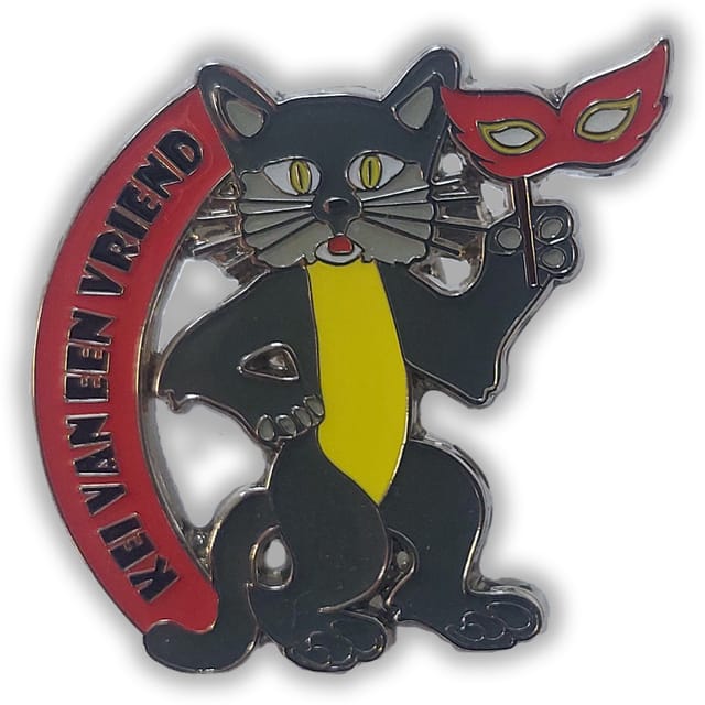 Zacht emaille carnavalspin met een kat met masker en tekst langs de rand