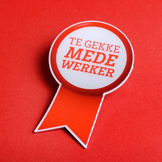 Full colour speldje in de vorm van een rozet met de tekst Te gekke medewerker