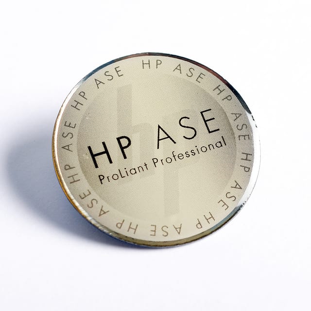 Ronde full colour pin met epoxylaag en tekst langs de rand