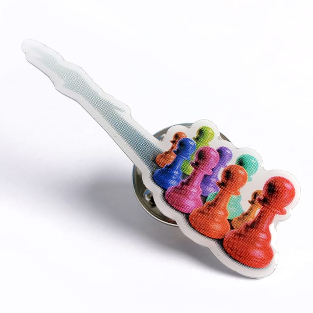 Full colour speldje met gekleurde schaakpionnen, uitgesneden