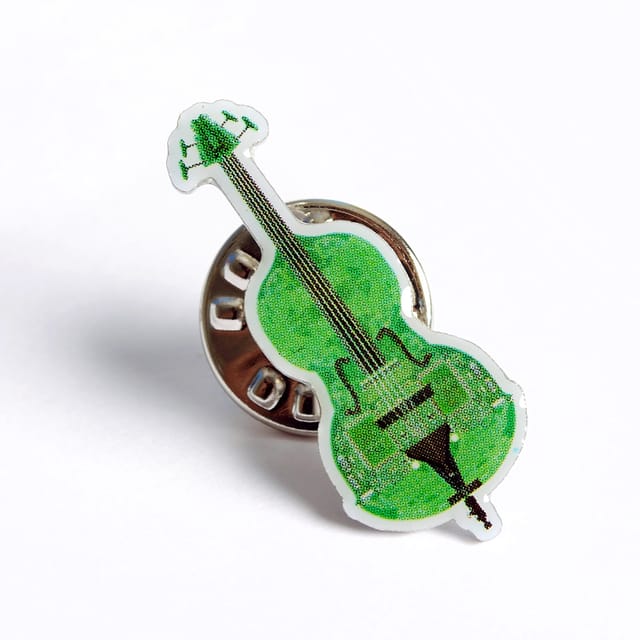 Full colour speldje in de vorm van een groene viool