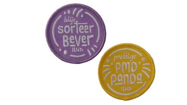 Twee ronde geborduurde patches in paars en geel met tekst