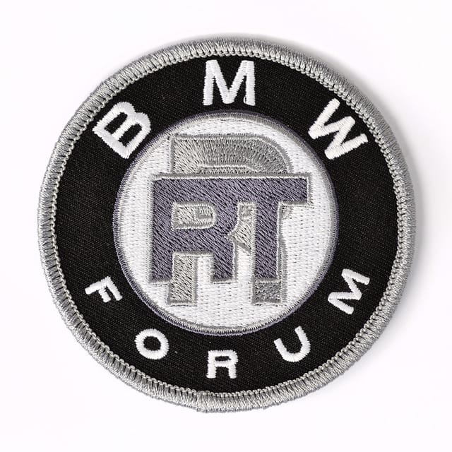 Ronde geborduurde patch met een logo en tekst langs de rand