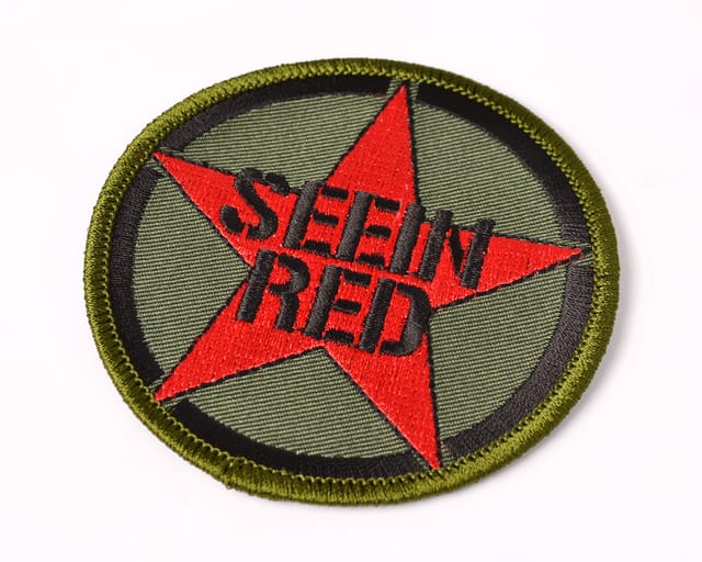 Ronde geborduurde patch met een rode ster en tekst, gelockte rand