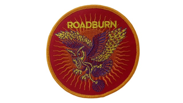 Ronde geborduurde patch met een vogel en tekst, gelockte rand