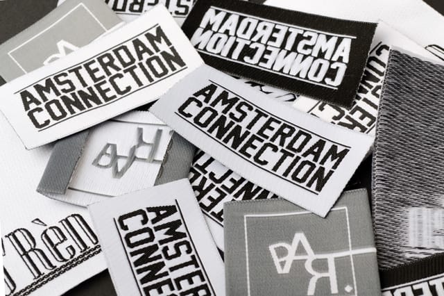 Stapel geweven labels in zwart en wit met tekst