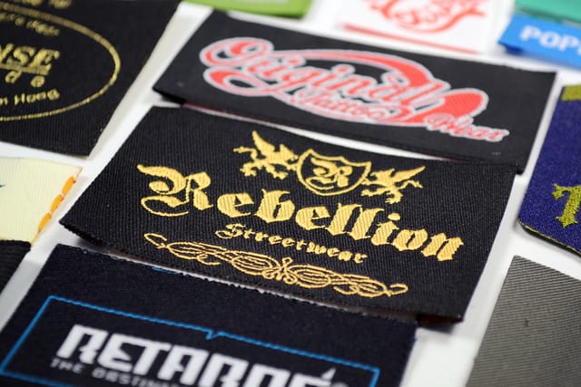 Geweven labels in verschillende kleuren met sierletters