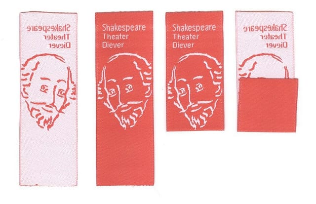 Rij geweven labels in rood en wit met een getekend portret