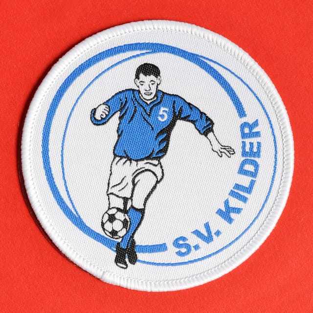 Ronde geweven patch met een voetballer en verenigingsnaam