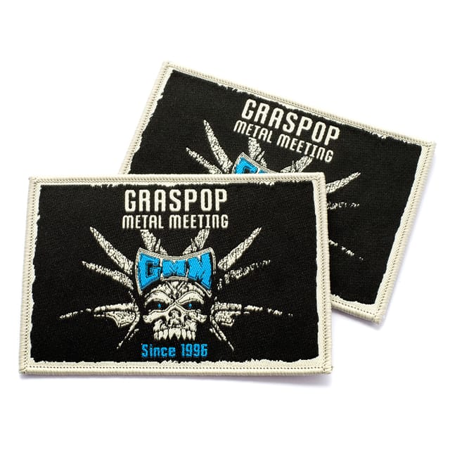 Twee rechthoekige geweven patches met een festivallogo