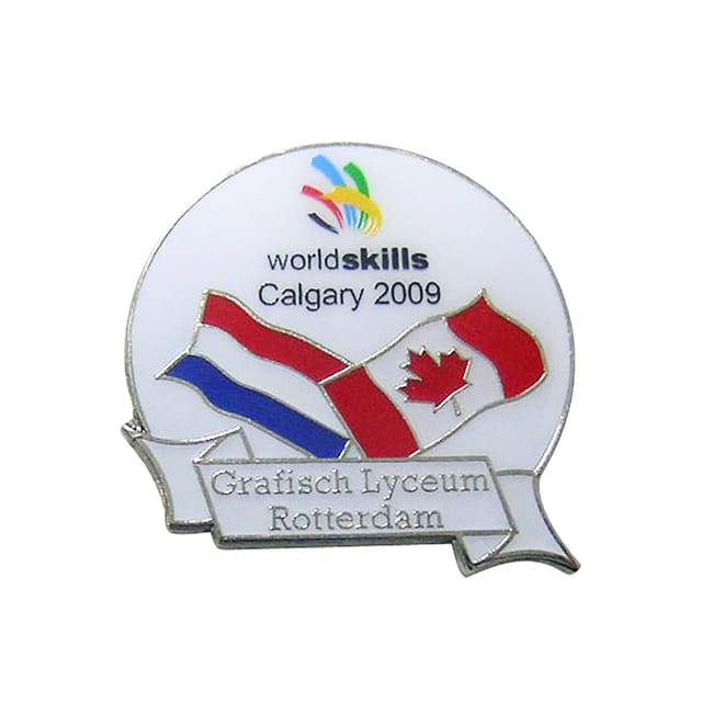 Zilverkleurige emaille pin met een logo, twee vlaggen en een banier