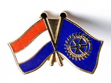Hard emaille pin met twee gekruiste vlaggen