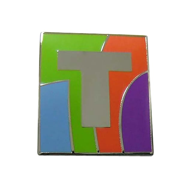 Vierkante pin met een letter op gekleurde vlakken