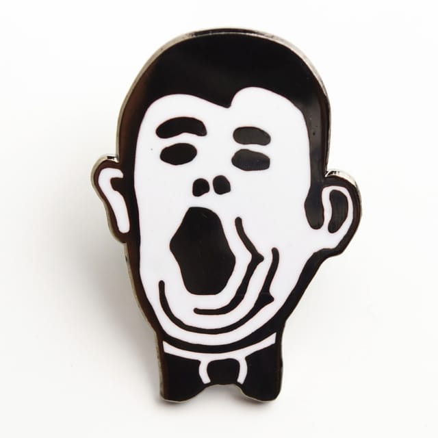 Hard emaille pin met een getekend schreeuwend gezicht in zwart en wit