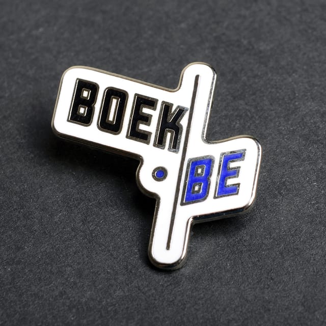 Hard emaille pin uitgesneden in de vorm van een logo met letters