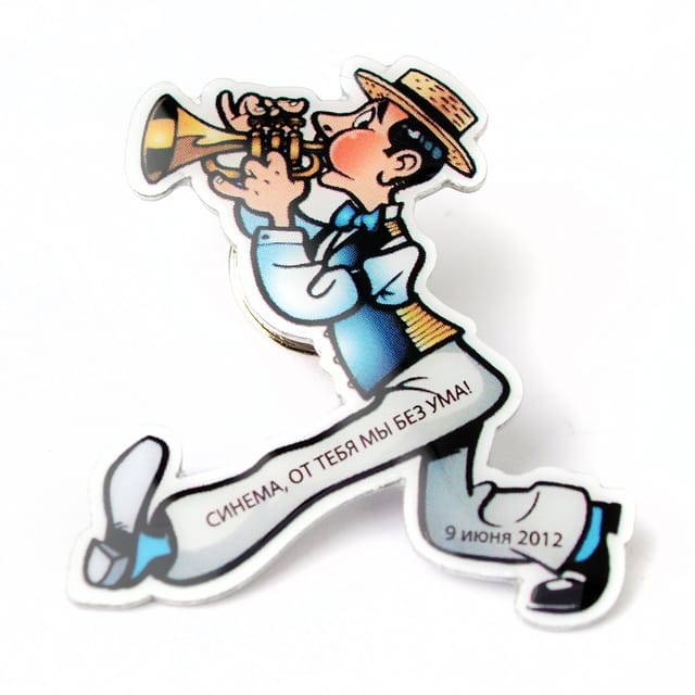 Full colour speldje in de vorm van een trompetspeler, uitgesneden langs de figuur
