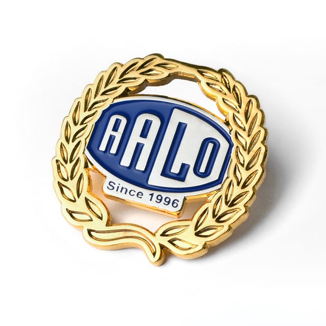 Goudkleurige pin met lauwerkrans en blauw emaille logo
