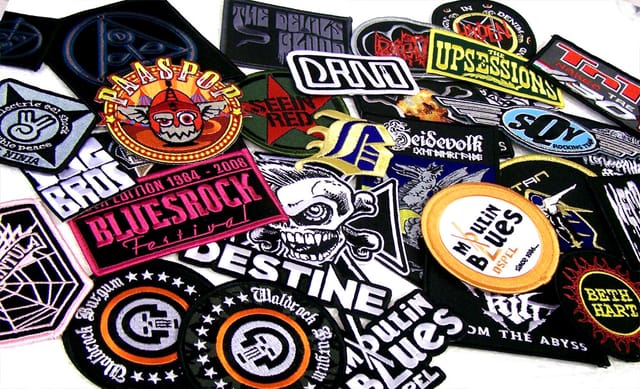 Stapel full colour en geborduurde patches van bands, door elkaar